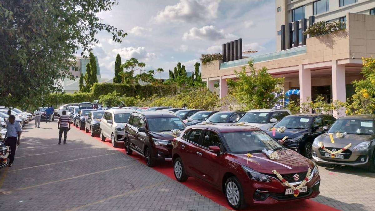 Công ty Ấn Độ tặng ô tô cho 100 nhân viên của mình. (Nguồn: ANI)