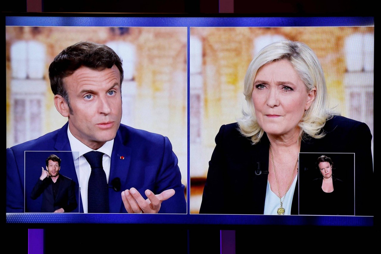 Đương kim Tổng thống Pháp Emmanuel Macron và đối thủ đảng cực hữu Marine Le Pen đã đối đầu trực diện trên sóng truyền hình tối ngày 20/4. (Nguồn: AFP)