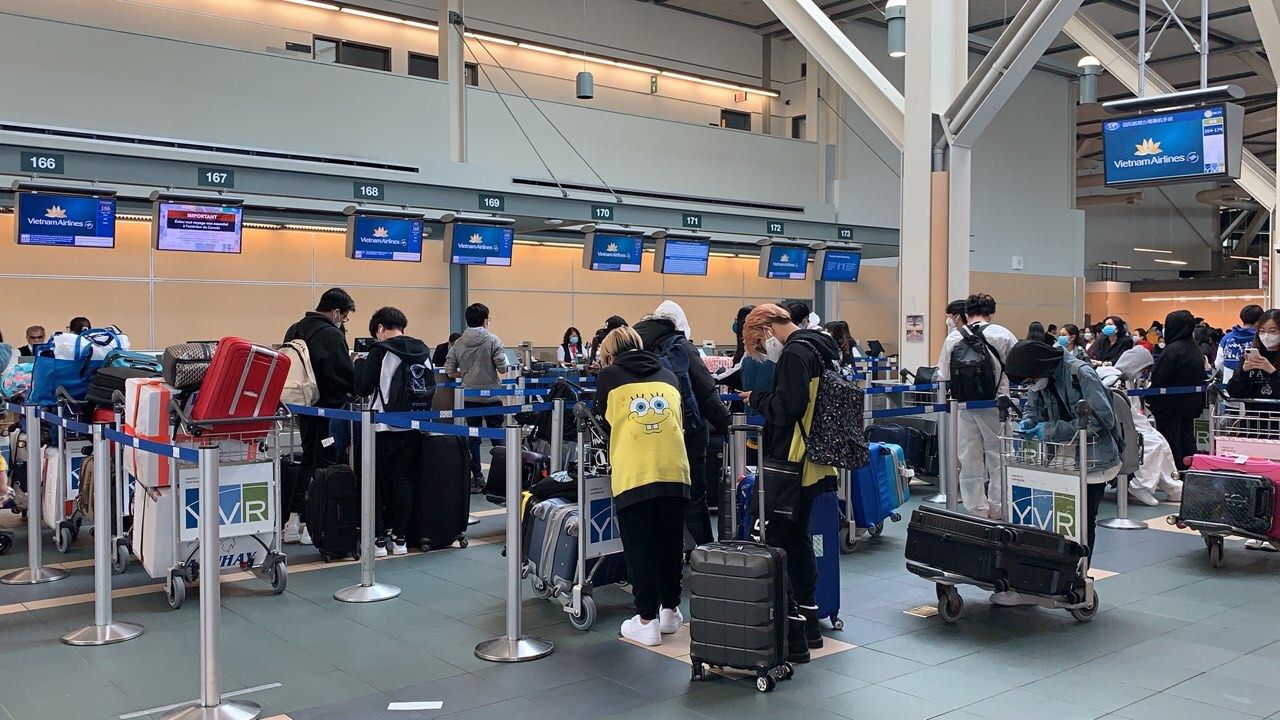 covid 19 hon 270 cong dan viet nam tu canada da tro ve nuoc an toan