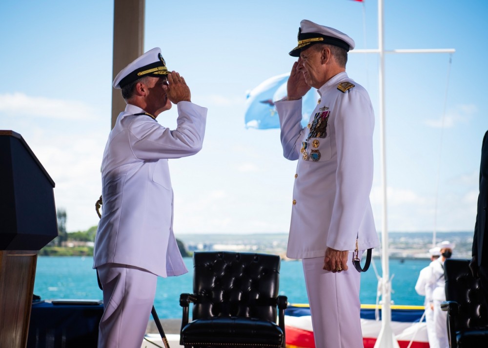 Đô đốc Aquilino, Tư lệnh INDOPACOM (trái) và Đô đốc Davidson, nguyên Tư lệnh INDOPACOM (phải) tại buổi lễ. (Nguồn: USINDOPACOM)