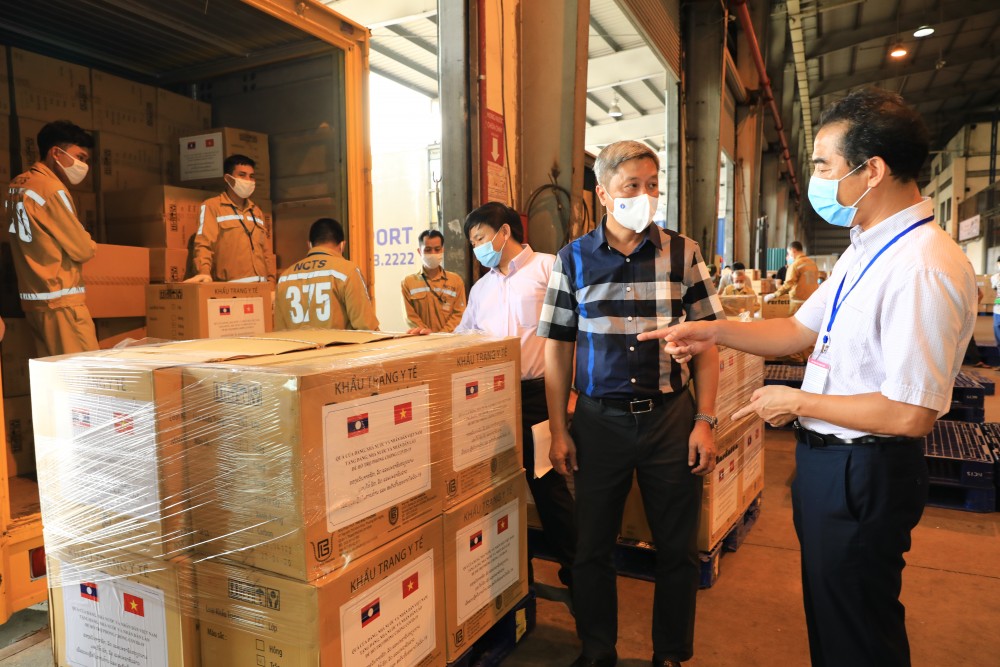 Việt Nam trao tặng 500.000 USD và vật tư, thiết bị y tế hỗ trợ Lào ứng phó dịch Covid-19