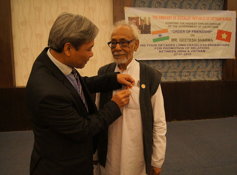 Đại sứ Tôn Sinh Thành (trái) trao Huân chương Hữu nghị cho ông Sharma, Chủ tịch UBĐK Ấn-Việt bang Tây Bengal. (Nguồn: TTXVN)