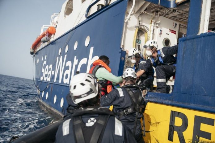 Tổ chức phi chính phủ Sea Watch của Đức đã cứu được 450 người di cư trên biển, trong đó có 180 trẻ em. (Nguồn: AFP)