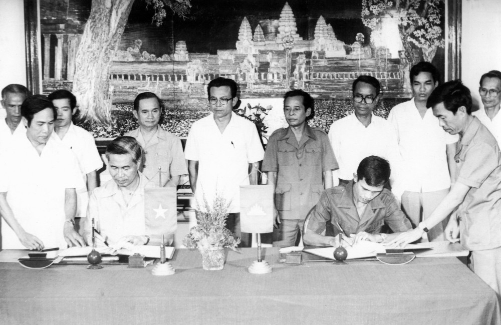 Bộ trưởng Bộ Ngoại giao Nguyễn Cơ Thạch thay mặt Chính phủ Việt Nam ký Hiệp định về Vùng nước lịch sử với Campuchia, 7/7/1982. (Ảnh tư liệu)