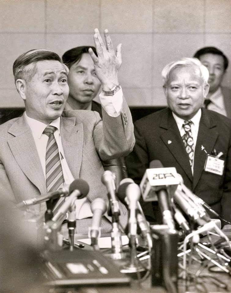 Bộ trưởng Ngoại giao Nguyễn Cơ Thạch tại họp báo ngay sau hội đàm tại thủ đô Canberra, Australia. (Ảnh tư liệu) Bộ trưởng Ngoại giao Nguyễn Cơ Thạch tại họp báo ngay sau hội đàm tại thủ đô Canberra, Australia. (Ảnh tư liệu)