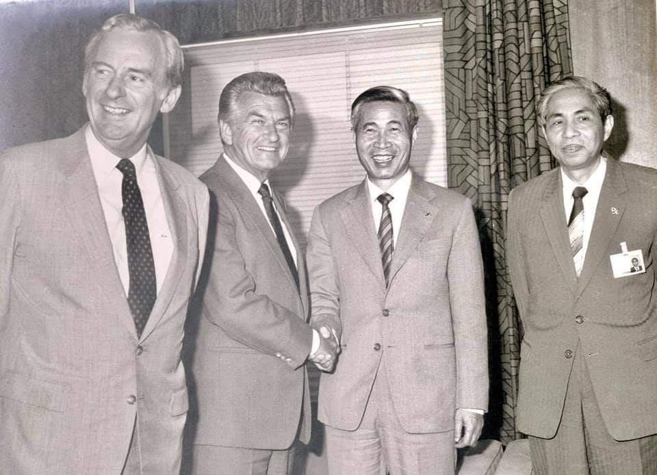 Bộ trưởng Ngoại giao Nguyễn Cơ Thạch chào Thủ tướng Australia Bob Hawke, ngày 15/3/1983. Đại sứ Hoàng Bảo Sơn ở ngoài cùng bên phải. (Ảnh tư liệu) Bộ trưởng Ngoại giao Nguyễn Cơ Thạch chào Thủ tướng Australia Bob Hawke, ngày 15/3/1983. Đại sứ Hoàng Bảo Sơn ở ngoài cùng bên phải. (Ảnh tư liệu)