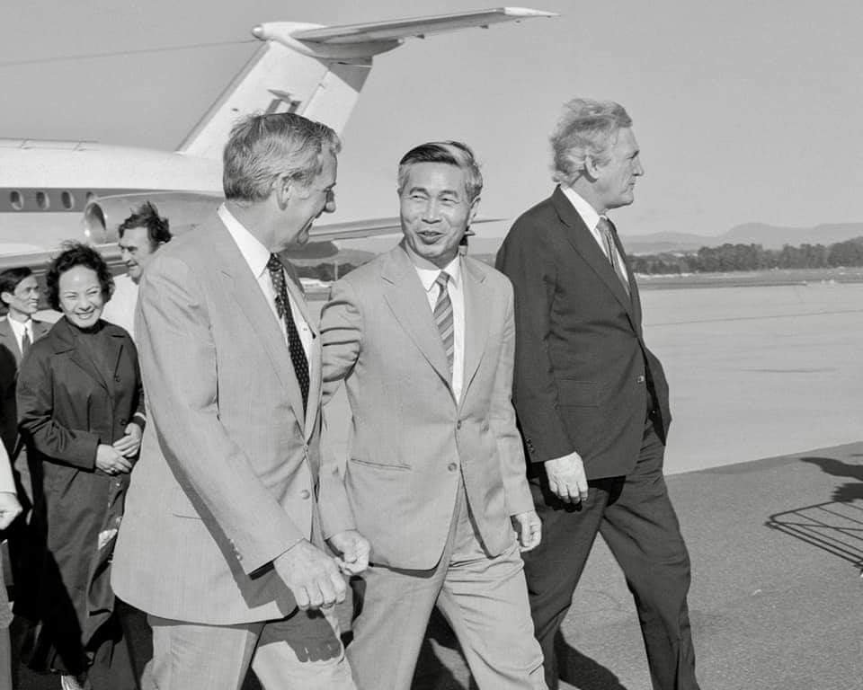 Ngoại trưởng Australia Bill Hayden đón Bộ trưởng Ngoại giao Nguyễn Cơ Thạch tại sân bay Canberra, ngày 14/3/1984. (Ảnh tư liệu)