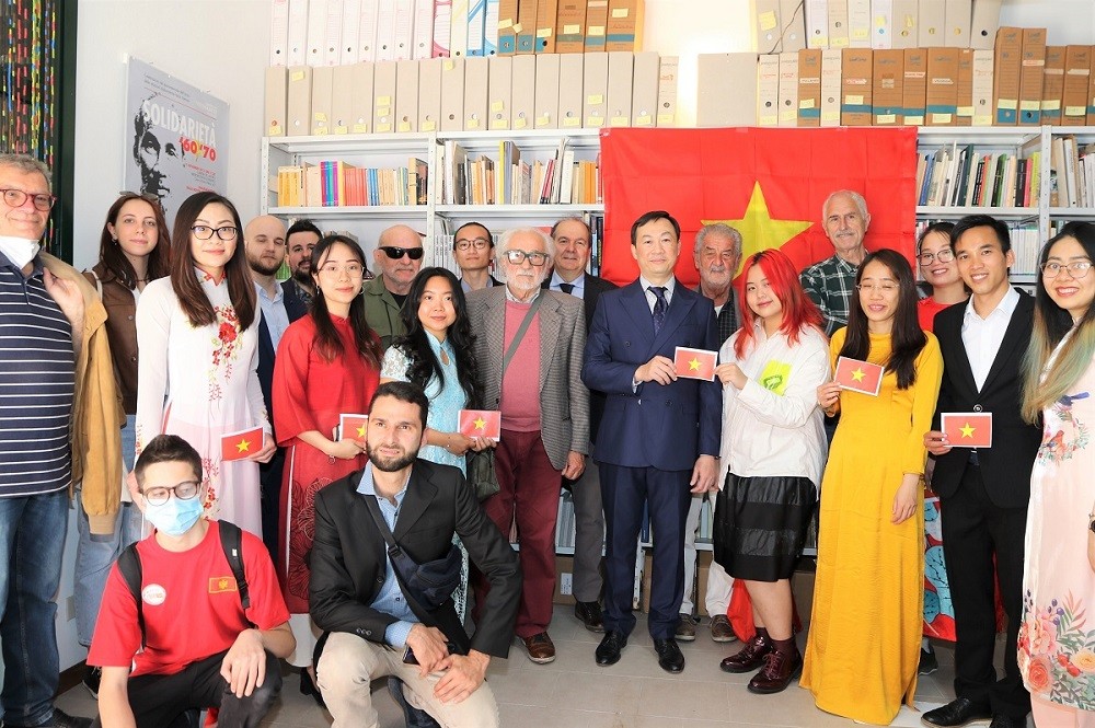 Đại sứ Việt Nam tại Italy Dương Hải Hưng chụp ảnh lưu niệm với các sinh viên nhân dịp khai trương Nhà văn hóa Việt Nam tại Venice. (Nguồn: TTXVN)