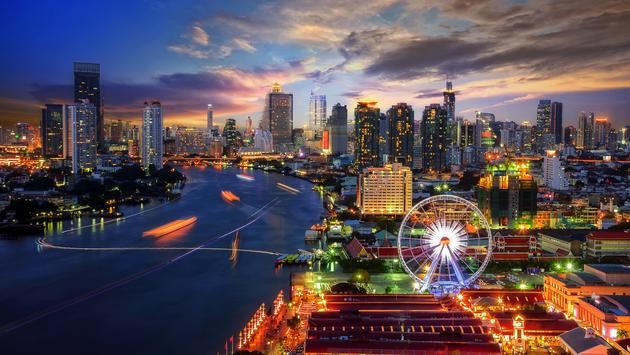 Kể từ ngày 1/5, du khách đã tiêm phòng đầy đủ vaccine ngừa Covid-19 đến Thái Lan sẽ không cần kết quả xét nghiệm âm tính hay phải cách ly ngắn ngày như trước nữa. Trong ảnh: Thủ đô Bangkok về đêm. (Nguồn: Getty)