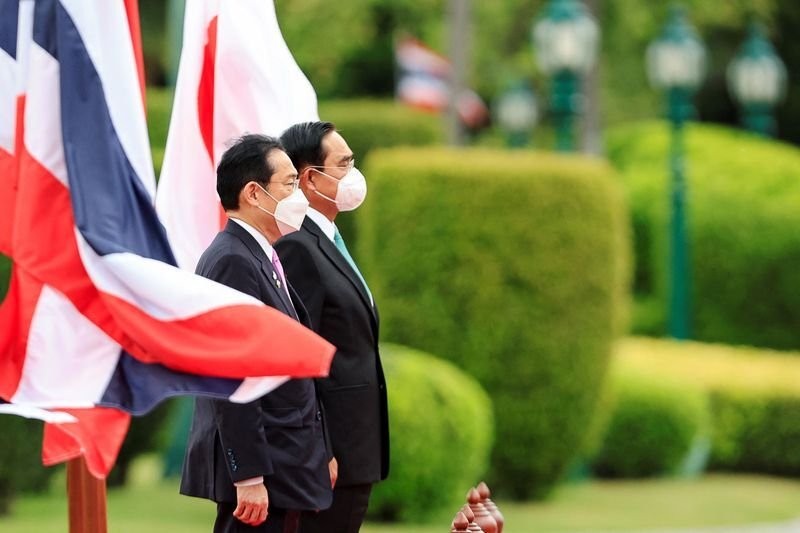 Thủ tướng Thái Lan Prayuth Chan-ocha đón Thủ tướng Nhật Bản Kishida Fumio tại thủ đô Bangkok ngày 2/5. (Nguồn: Reuters