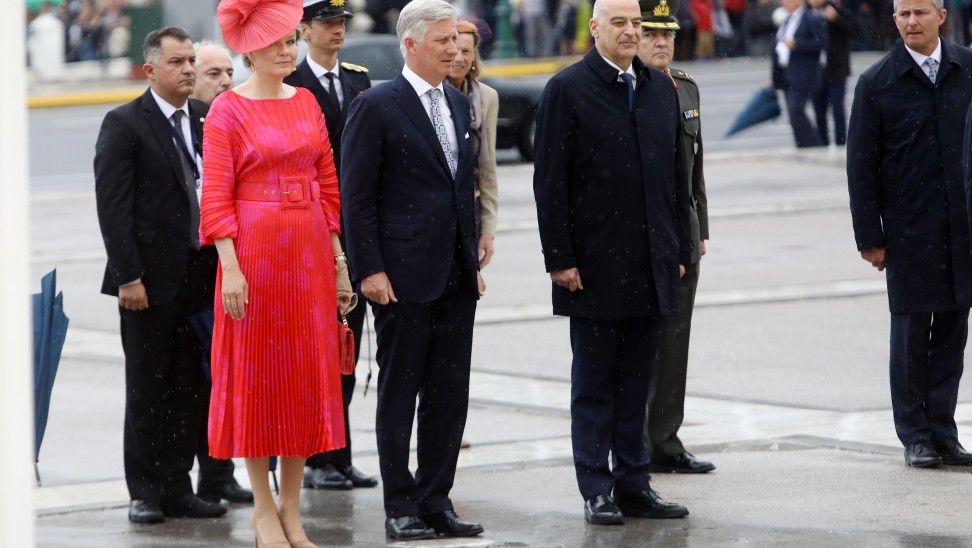 Nhà vua Bỉ Philip và Hoàng hậu đặt vòng hoa tại Tượng đài Chiến sĩ vô danh ở Quảng trường Syntagma, ngày 2/5.