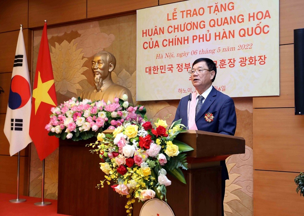 Trao Huân chương Quang Hoa của Chính phủ Hàn Quốc tặng nguyên Trưởng Ban Công tác đại biểu, Phó trưởng Ban Tổ chức Trung ương Trần Văn Túy