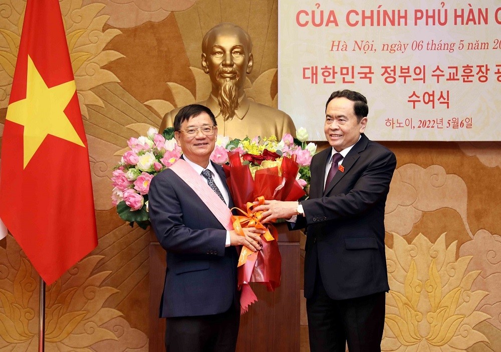 Trao Huân chương Quang Hoa của Chính phủ Hàn Quốc tặng nguyên Trưởng Ban Công tác đại biểu, Phó trưởng Ban Tổ chức Trung ương Trần Văn Túy