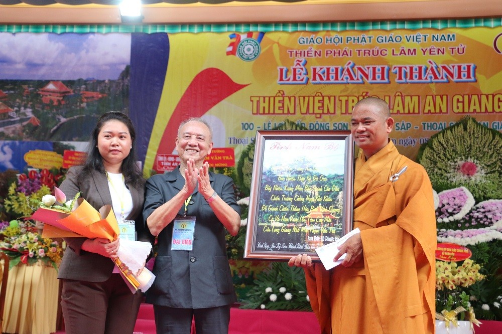 Đại tướng Phạm Văn Trà, nguyên Ủy viên Bộ Chính trị, nguyên Bộ trưởng Bộ Quốc phòng tặng quà lưu niệm cho đại diện Thiền viện Trúc Lâm An Giang. (Nguồn: TTXVN)