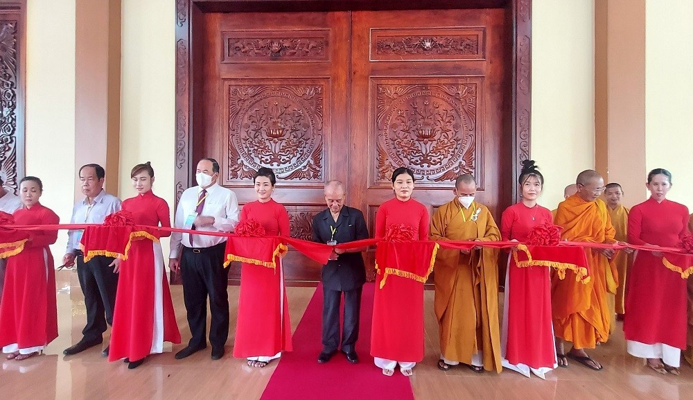 Đại biểu cắt băng khánh thành Thiền viện Trúc Lâm An Giang. (Nguồn: TTXVN)