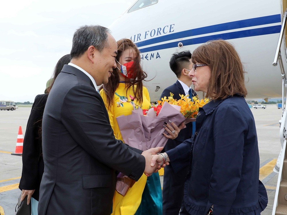 Chủ nhiệm Văn phòng Chủ tịch nước Lê Khánh Hải đón Tổng thống Cộng hòa Hy Lạp Katerina Sakellaropoulou tại sân bay quốc tế Nội Bài. (Nguồn: TTXVN)