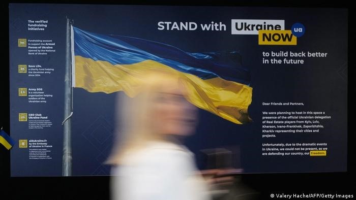 Áp phích ủng hộ Ukraine đặt tại Cung Hội nghị Paris, Cannes. (Nguồn: DW News)