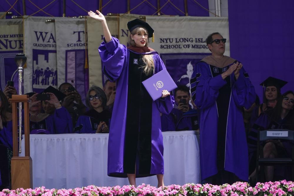 Taylor Swift nhận bằng Tiến sĩ Danh dự của Đại học New York ngày 18/5. (Nguồn: AP)
