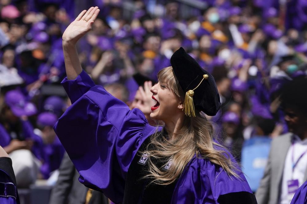 Taylor Swift nhận bằng Tiến sĩ Danh dự của Đại học New York ngày 18/5. (Nguồn: AP)