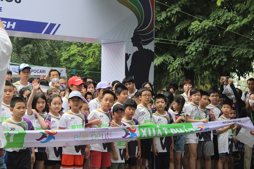 Các em nhỏ hào hứng tham gia giải chạy.