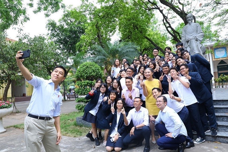 Chủ tịch Quốc hội Singapore Tan Chuan-Jin tự chụp ảnh với các em học sinh trước Tượng thầy giáo Chu Văn An trong khuôn viên trường THPT Chu Văn An, Hà Nội. (Nguồn: TTXVN)