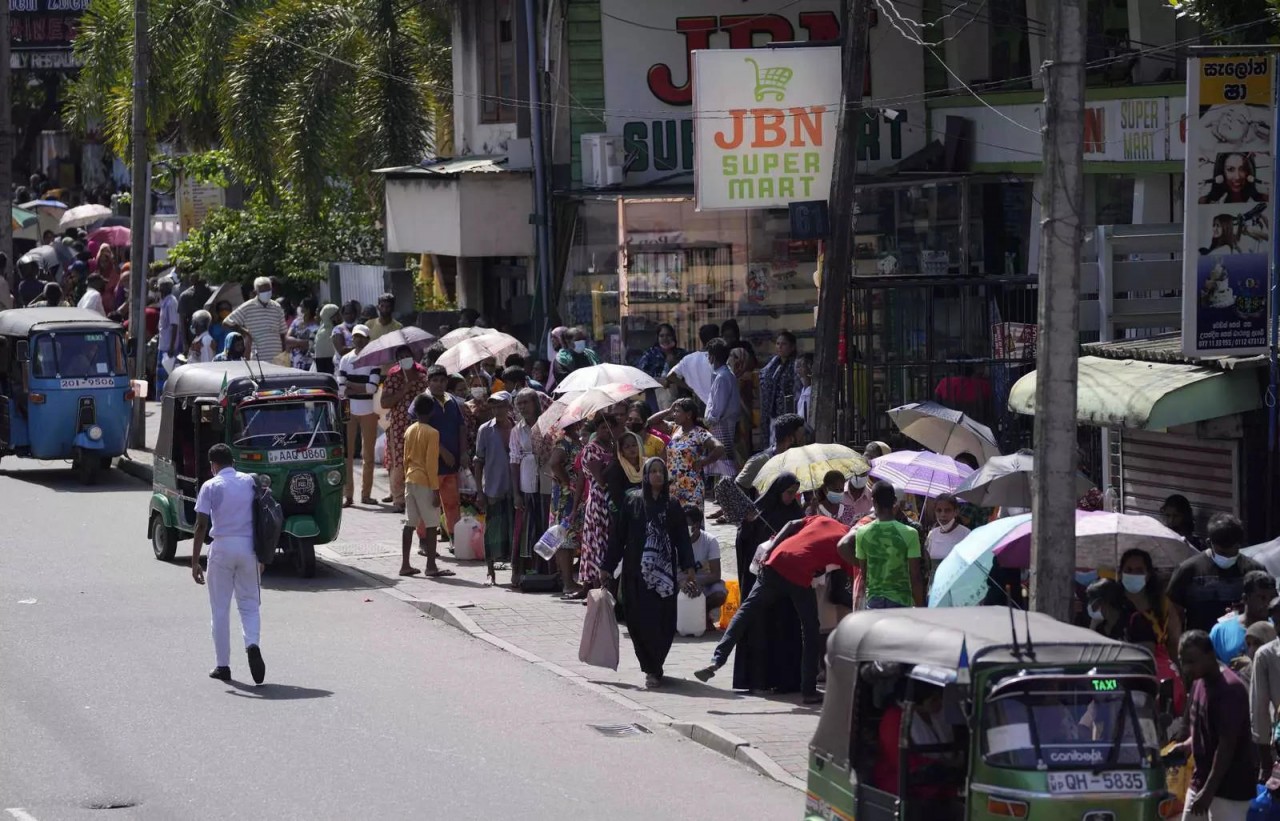 Người dân Sri Lanka xếp hàng dài mua dầu hỏa để nấu ăn trong bối cảnh khan hiếm nhiên liệu ở Colombo. (Nguồn: AP)