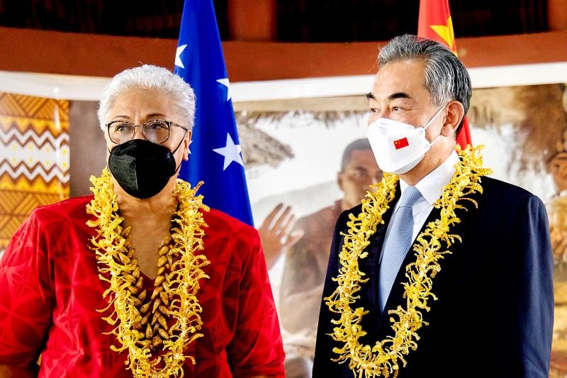 Thủ tướng Samoa Fiame Naomi Mata’afa và Ngoại trưởng Trung Quốc Vương Nghị tại lễ ký thỏa thuận hợp tác ngày 28/5 ở Apia. (Nguồn: AFP)