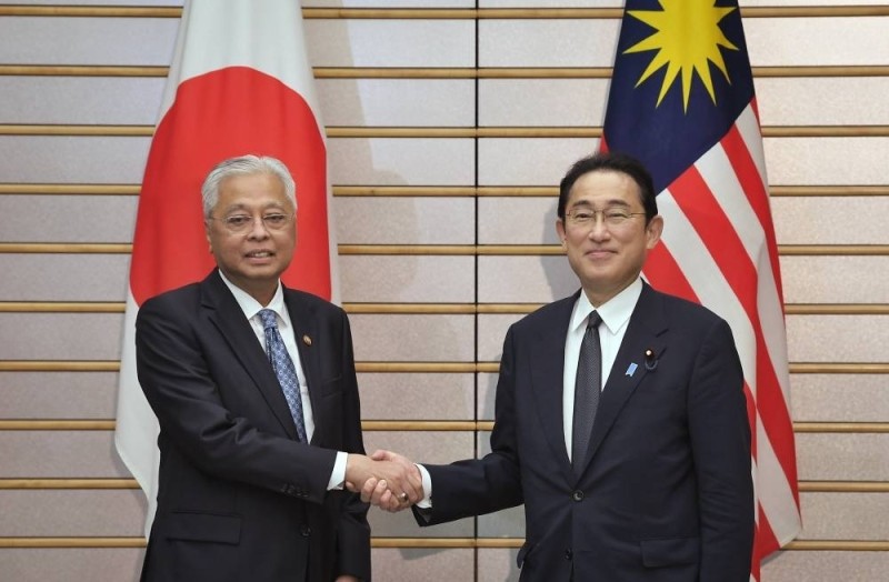 Thủ tướng Malaysia Datuk Seri Ismail Sabri Yaakob (trái) và Thủ tướng Nhật Bản Kishida Fumio tại thủ đô Kuala Lumpur ngày 27/5. (Nguồn: Bernama)