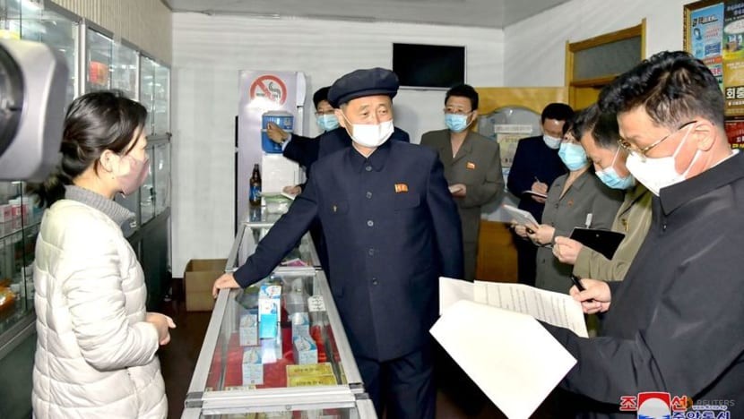 Thủ tướng Triều Tiên Kim Tok Hun kiểm tra một hiệu thuốc trong bối cảnh đại dịch Covid-19 ở Bình Nhưỡng, Triều Tiên. (Nguồn: KCNA/Reuters)