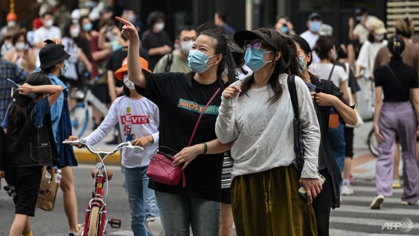 Người dân Trung Quốc trên đường phố Thượng Hải ngày 27/5. (Nguồn: AFP)