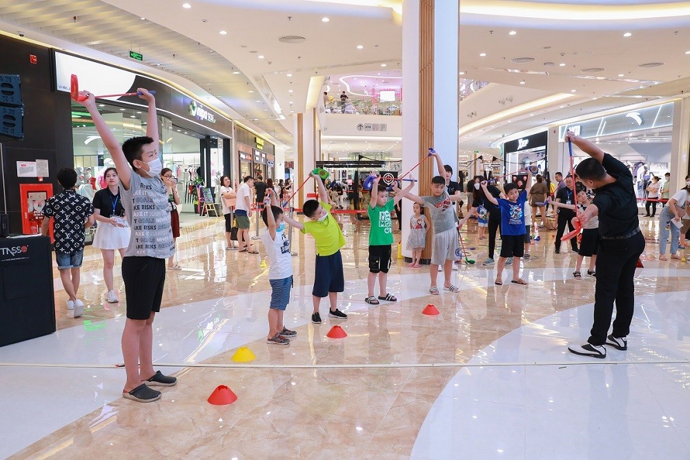 Các bạn nhỏ khởi động trước khi tham gia trải nghiệm golf lần đầu tiên. Các bạn nhỏ khởi động trước khi tham gia trải nghiệm golf lần đầu tiên.