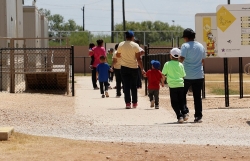 Mỹ: Hơn 100 trẻ em nhập cư được trả tự do, Tòa án 'bảo trợ' khỏi nguy cơ lây nhiễm Covid-19