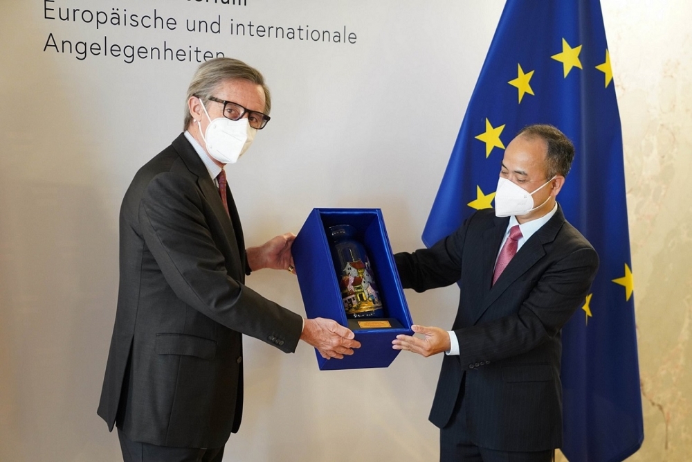 Ngày 25/6, Đại sứ Nguyễn Trung Kiên đã làm việc với Thứ trưởng thường trực Bộ Ngoại giao Áo Peter Launsky-Tieffenthal. Ngày 25/6, Đại sứ Nguyễn Trung Kiên đã làm việc với Thứ trưởng thường trực Bộ Ngoại giao Áo Peter Launsky-Tieffenthal.