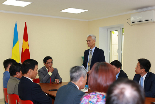 Đại sứ Việt Nam tại Ukraine Nguyễn Hồng Thạch làm việc với Hội người Việt tại Odessa, Ukraine.