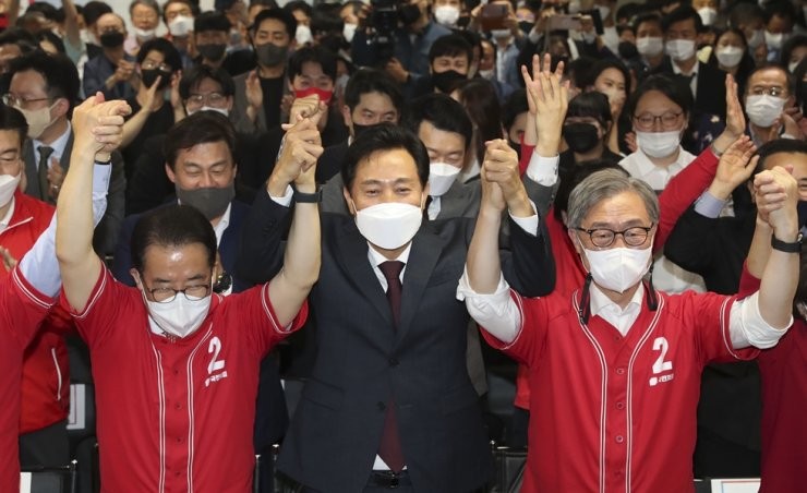 Thị trưởng Seoul Oh Se-hoon của Đảng Quyền lực Quốc dân (PPP) cầm quyền đã giành chiến thắng trước đối thủ Song Young-gil của Đảng Dân chủ (DP) đối lập chính. (Nguồn: Korea Times)