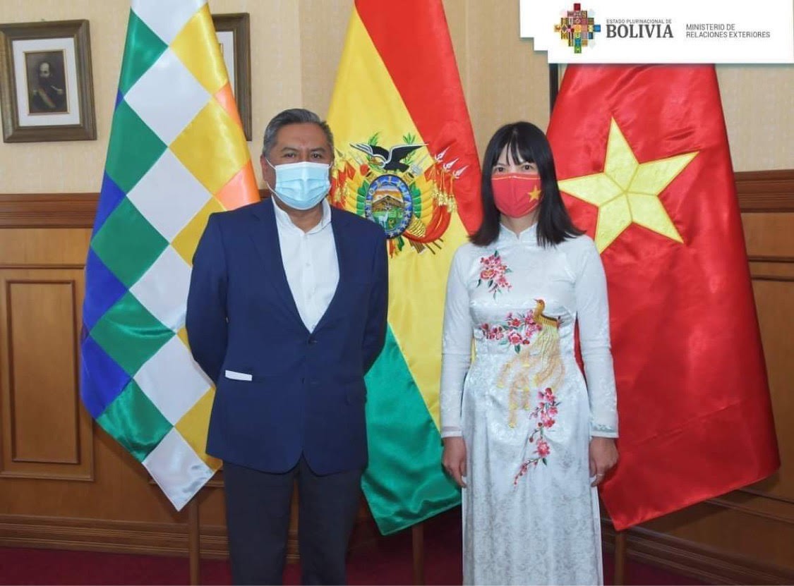 Đại sứ Phạm Thị Kim Hoa trình Thư ủy nhiệm lên Tổng thống Bolivia