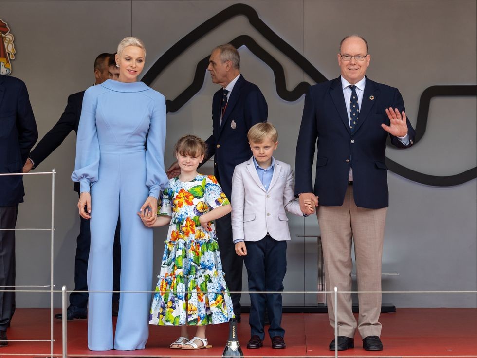 Hoàng thân Albert, Công nương Charlene của Monaco cùng hai người con tại giả Grand Prix.