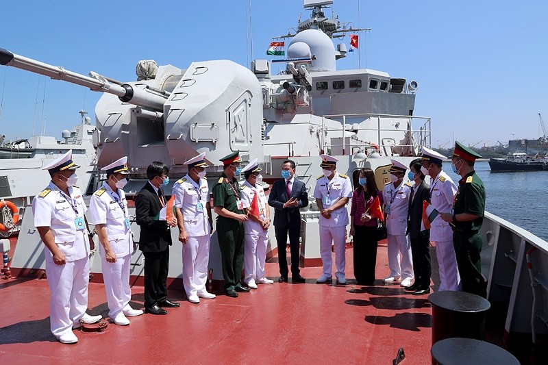 Đại sứ Việt Nam tại Ấn Độ Phạm Sanh Châu đến thăm cán bộ, thủy thủ Tàu 016-Quang Trung và đoàn công tác Hải quân Việt Nam đang tham gia Diễn tập Hải quân đa phương MILAN năm 2022, tại cảng Visakhapatnam ngày 27/2. (Ảnh: Duy Khánh)