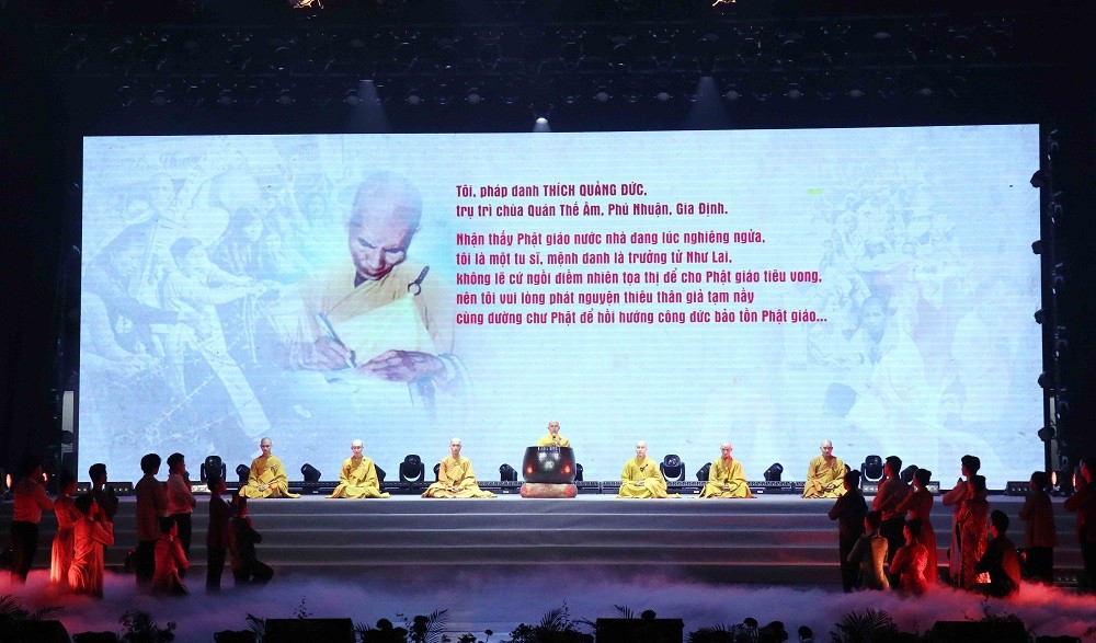 Chương trình nghệ thuật hoạt cảnh tự thiêu của Bồ tát Thích Quảng Đức. (Nguồn: TTXVN)