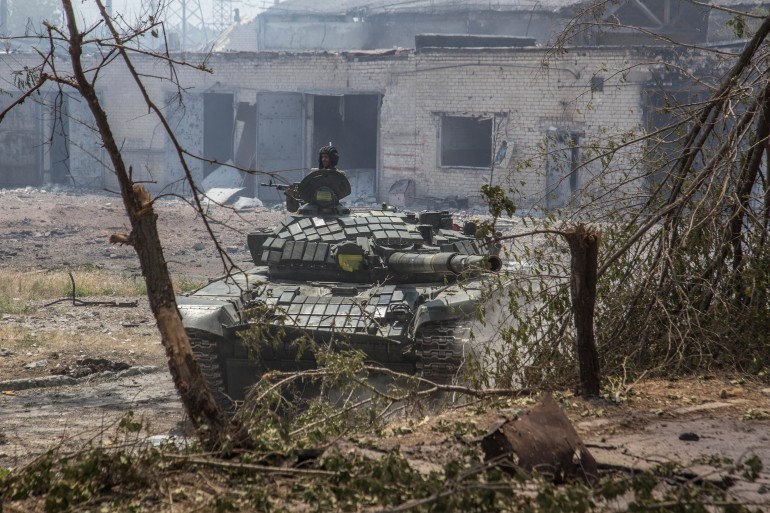 Một xe tăng Ukraine vào vị trí trong trận giao tranh ác liệt trên tiền tuyến ở Severodonetsk. (Nguồn: AP)