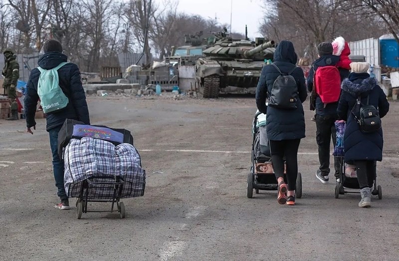 Người dân địa phương sơ tán khỏi thành phố Mariupol. (Nguồn: TASS)