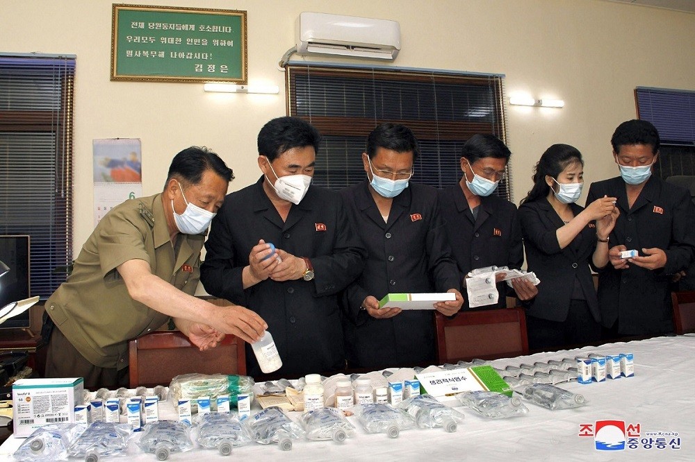 Người dân ở thành phố Haeju, tỉnh Nam Hwanghae, Triều Tiên, nhận thuốc điều trị dịch ruột cấp, ngày 17/6/2022. (Nguồn: Yonhap)