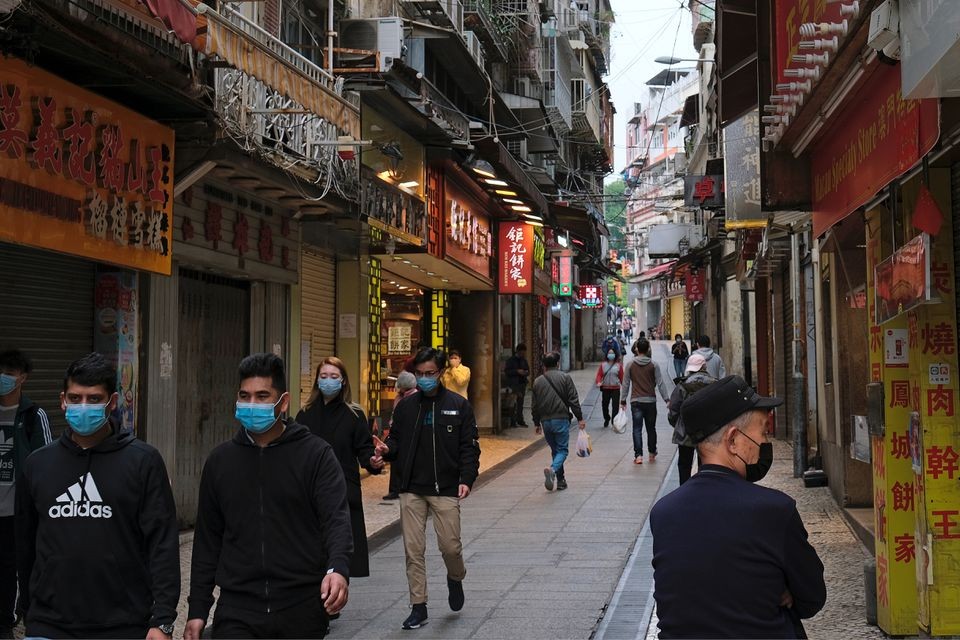 Chính quyền Macau (Trung Quốc) quyết định tiến hành xét nghiệm bắt buộc đối với toàn bộ người dân trong khu vực này sau khi phát hiện ít nhất 12 ca mắc mới COVID-19 trong cộng đồng vào ngày 18/6. (Nguồn: Reuters)