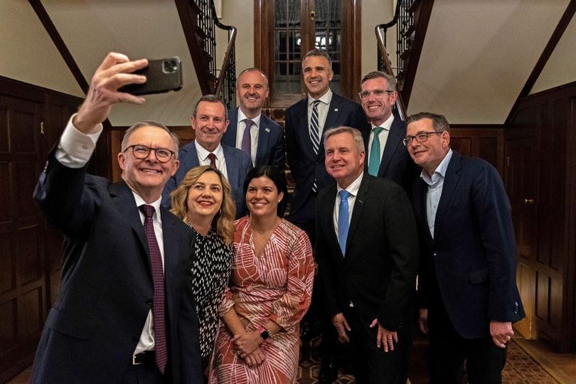 Thủ tướng Australia Anthony Albanese chụp ảnh selfie cùng các thành viên trong nội các mới ngày 17/6. (Nguồn: The Australian)