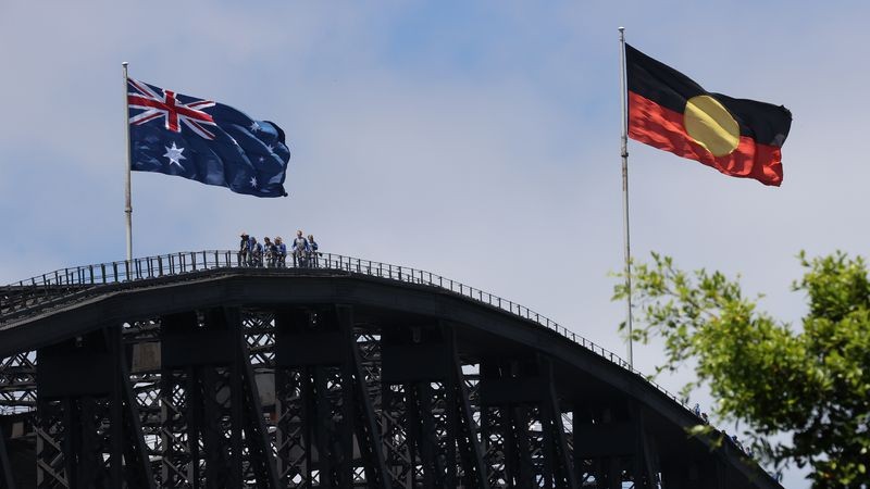 Lá cờ Thổ dân Australia sẽ vĩnh viễn tung bay trên Cầu cảng Sydney vào cuối năm nay sau khi chính quyền New South Wales cam kết 25 triệu USD để lắp đặt cột cờ thứ ba. (Nguồn: 9News)