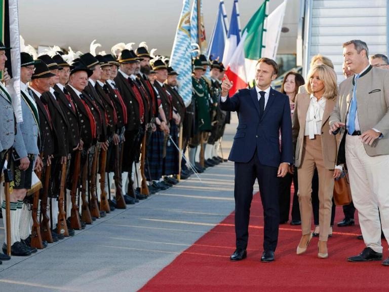 Thủ hiến bang Bayern Markus Söder chào đón Tổng thống Pháp Emmanuel Macron và phu nhân Brigitte. (Nguồn: AFP)