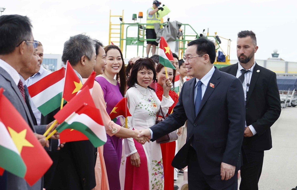 Chủ tịch Quốc hội Vương Đình Huệ bắt đầu thăm chính thức Hungary