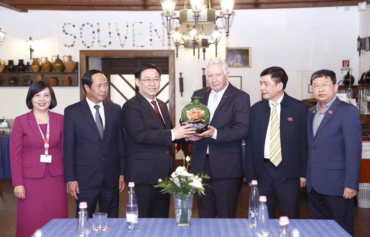 Chủ tịch Quốc hội Vương Đình Huệ tặng quà lưu niệm cho Phó Chủ tịch Quốc hội Hungary Istvan Jakab. (Nguồn: TTXVN) Chủ tịch Quốc hội Vương Đình Huệ tặng quà lưu niệm cho Phó Chủ tịch Quốc hội Hungary Istvan Jakab. (Nguồn: TTXVN)