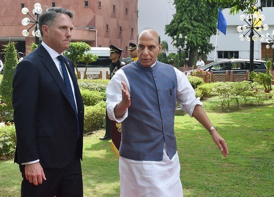 Bộ trưởng Quốc phòng Ấn Độ Rajnath Singh chào đón Phó Thủ tướng, Bộ trưởng Quốc phòng Australia Richard Marles thăm New Delhi, ngày 22/6. (Nguồn: PTI)