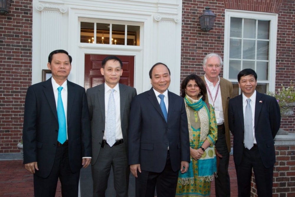 Thủ tướng Nguyễn Xuân Phúc, Thứ trưởng Ngoại giao Lê Hoài Trung, Đại sứ Việt Nam tại Hoa Kỳ Nguyễn Quốc Cường và ông Thomas Vallely, Giám đốc Chương trình Việt Nam Đại học Harvard, người sáng lập Chương trình Giảng dạy Kinh tế Fulbright và Đại học Fulbright Việt Nam tại Đại học Harvard. 0913 ggg